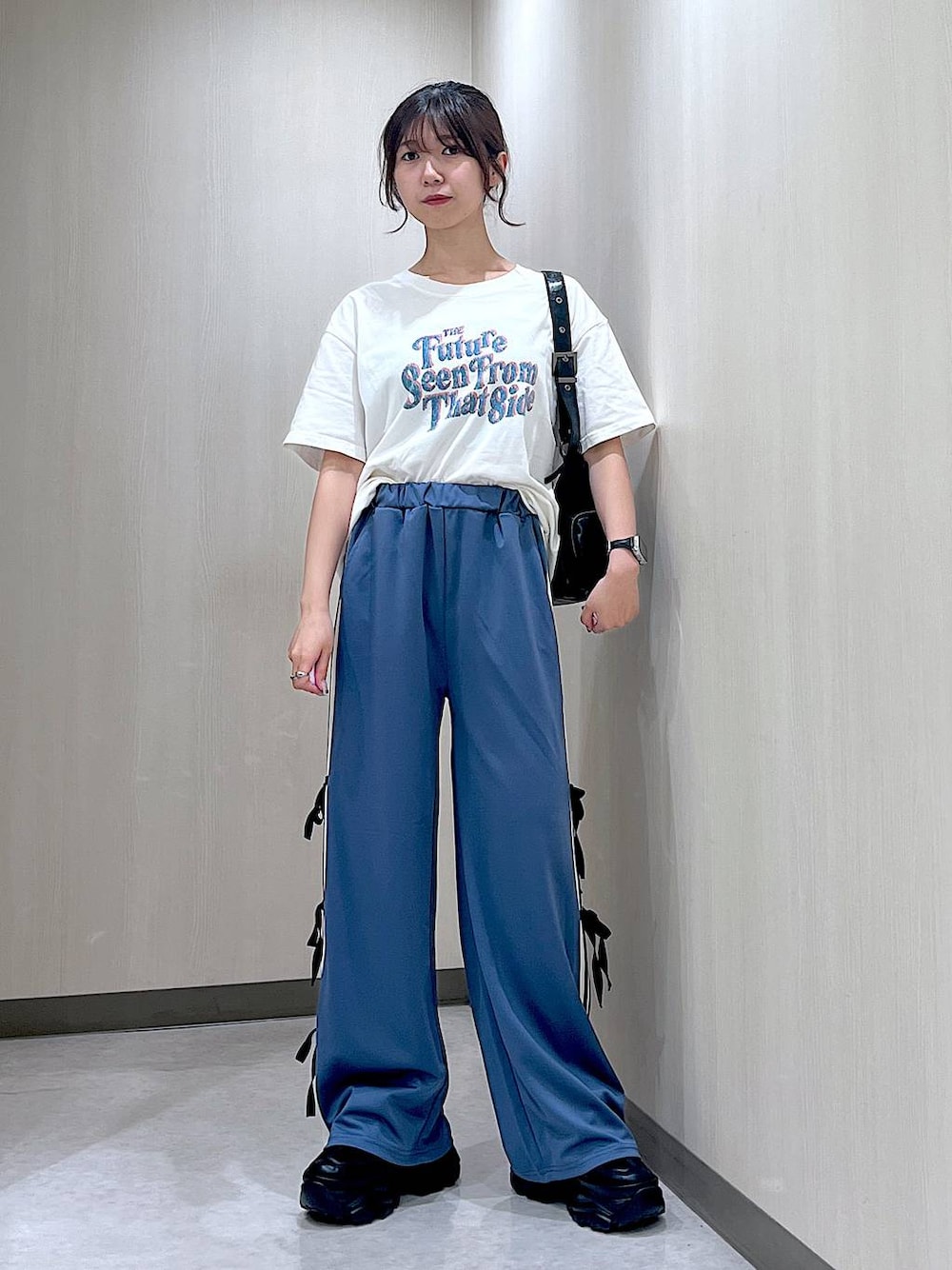 ブラック系のスニーカー、ベージュ系のTシャツ/カットソー、ブルー系のその他パンツを着用したレディースの夏コーディネートの1枚目の写真