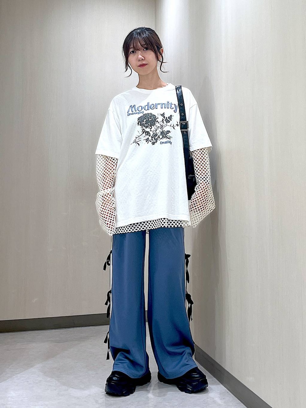 ブラック系のスニーカー、ホワイト系のTシャツ/カットソー、ブルー系のその他パンツを着用したレディースの夏コーディネートの1枚目の写真