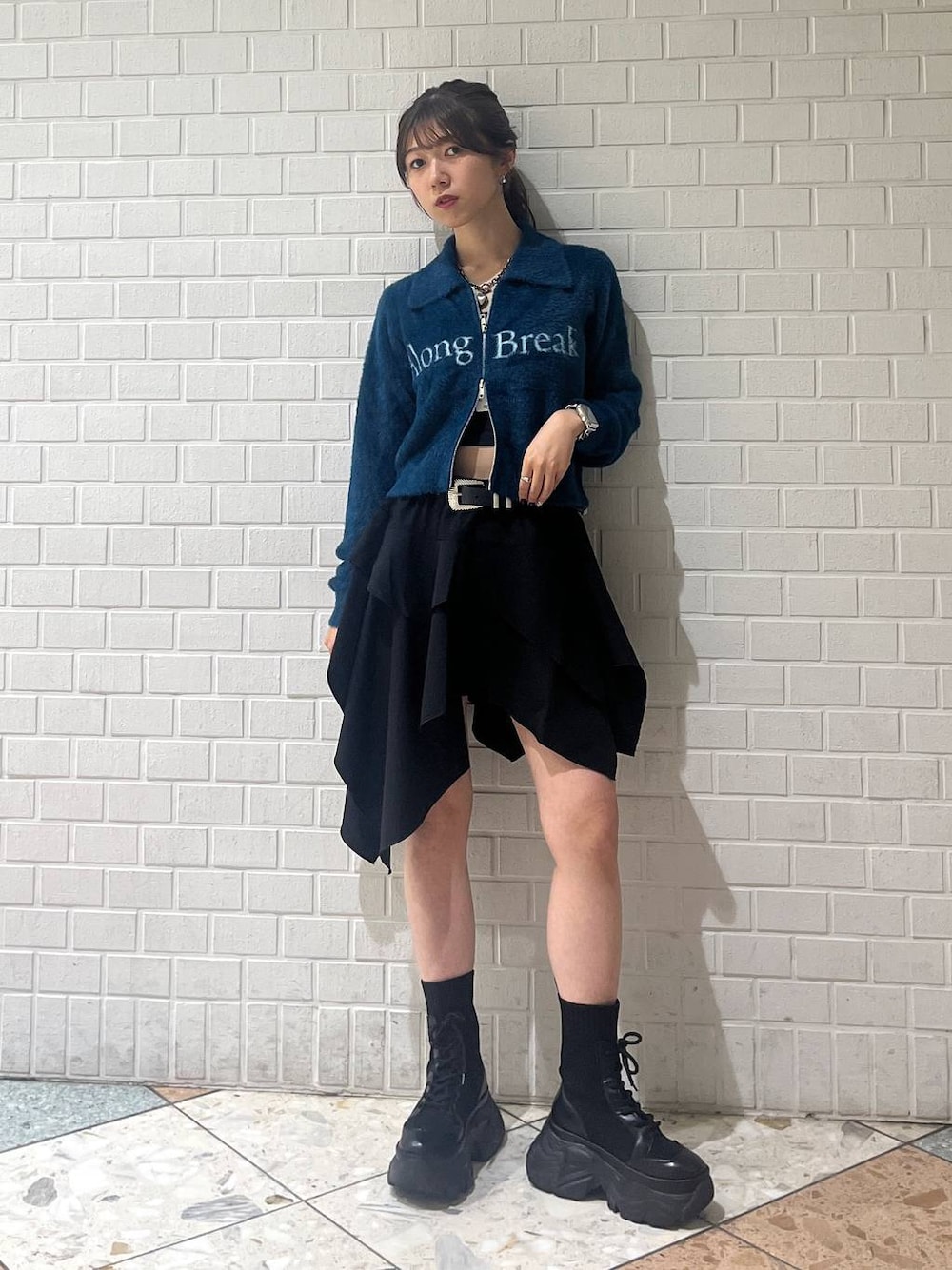 ブラック系のブーツ、ブラック系のベルトを着用したレディースの秋コーディネートの1枚目の写真