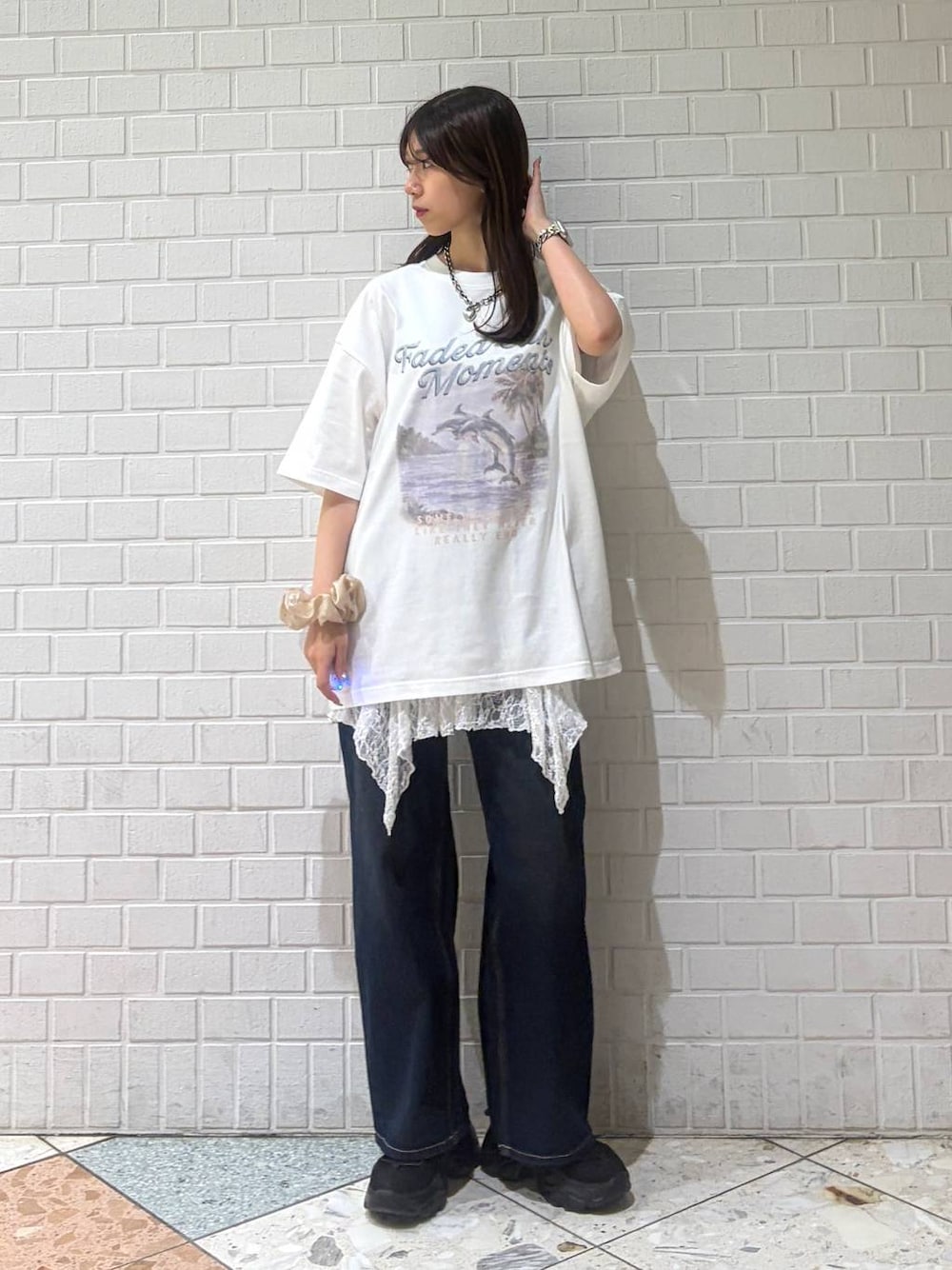 ホワイト系のTシャツ/カットソー、ブルー系のデニムパンツ、ホワイト系のTシャツ/カットソーを着用したレディースの夏コーディネートの1枚目の写真