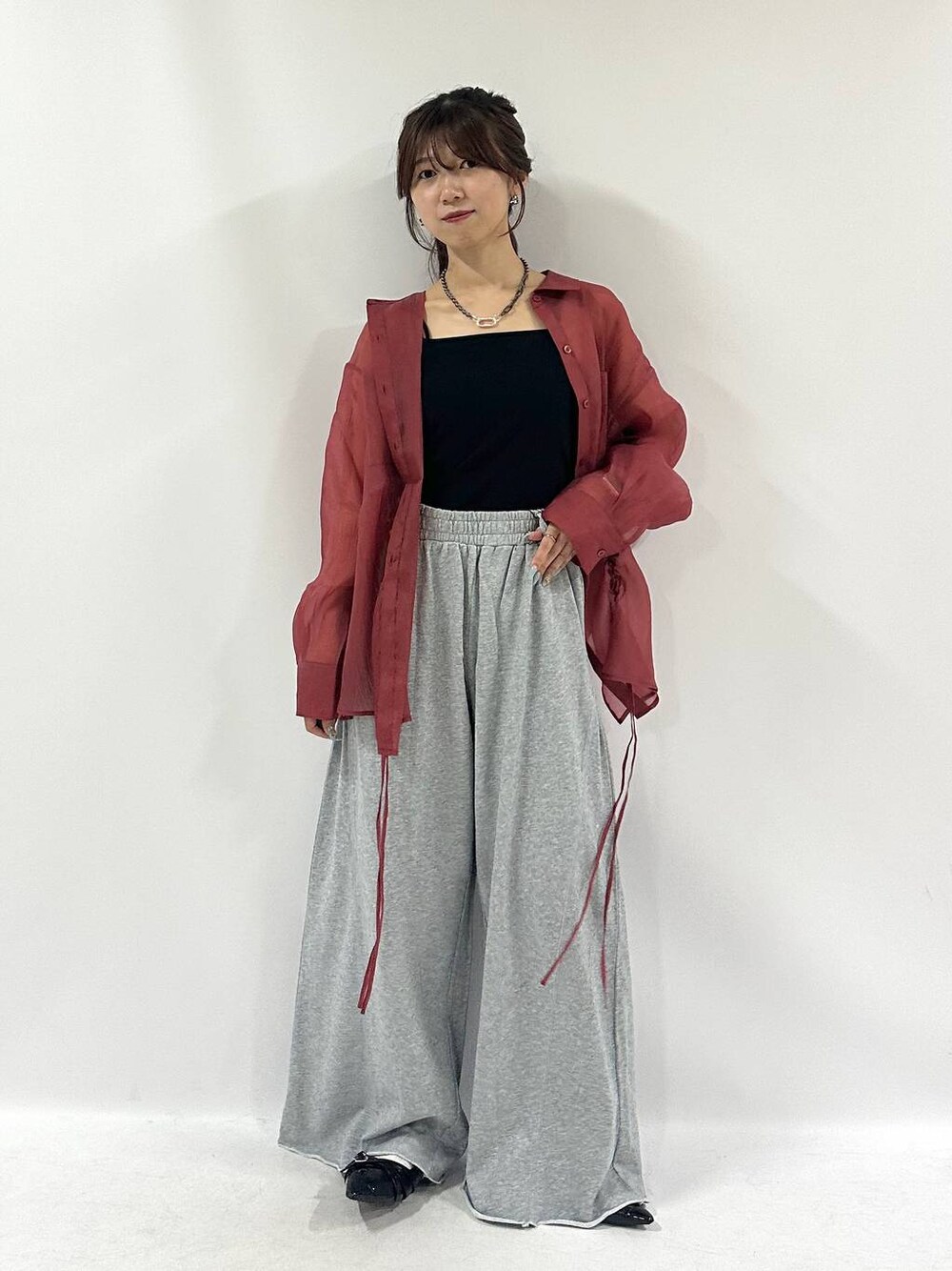 レッド系のシャツ/ブラウス、グレー系のスウェットパンツ、ブラック系のネックレスを着用したレディースの夏コーディネートの1枚目の写真