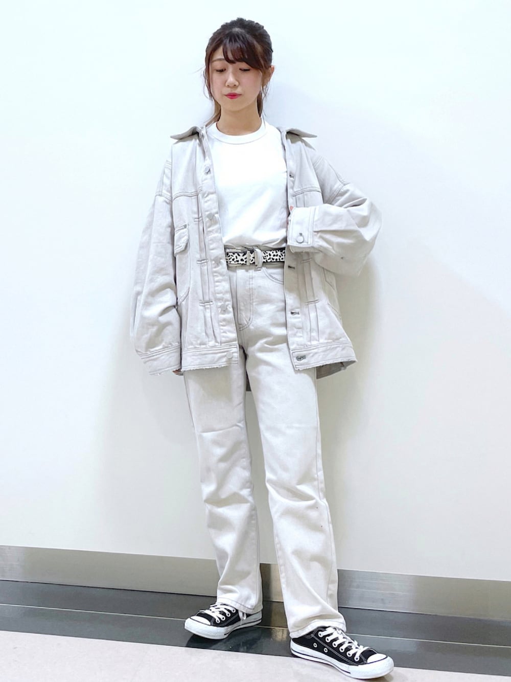 ベージュ系のブルゾン、ブラック系のTシャツ/カットソー、ベージュ系のデニムパンツを着用したレディースの夏コーディネートの1枚目の写真