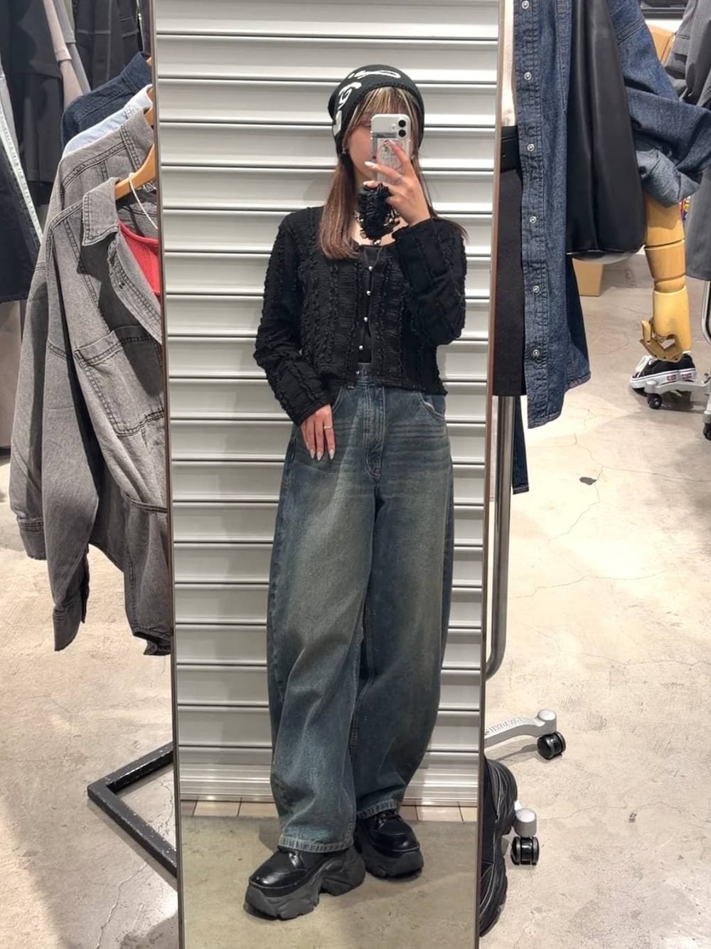 ブラック系のブーツ、ブルー系のデニムパンツ、ブラック系のTシャツ/カットソーを着用したレディースの春コーディネートの1枚目の写真