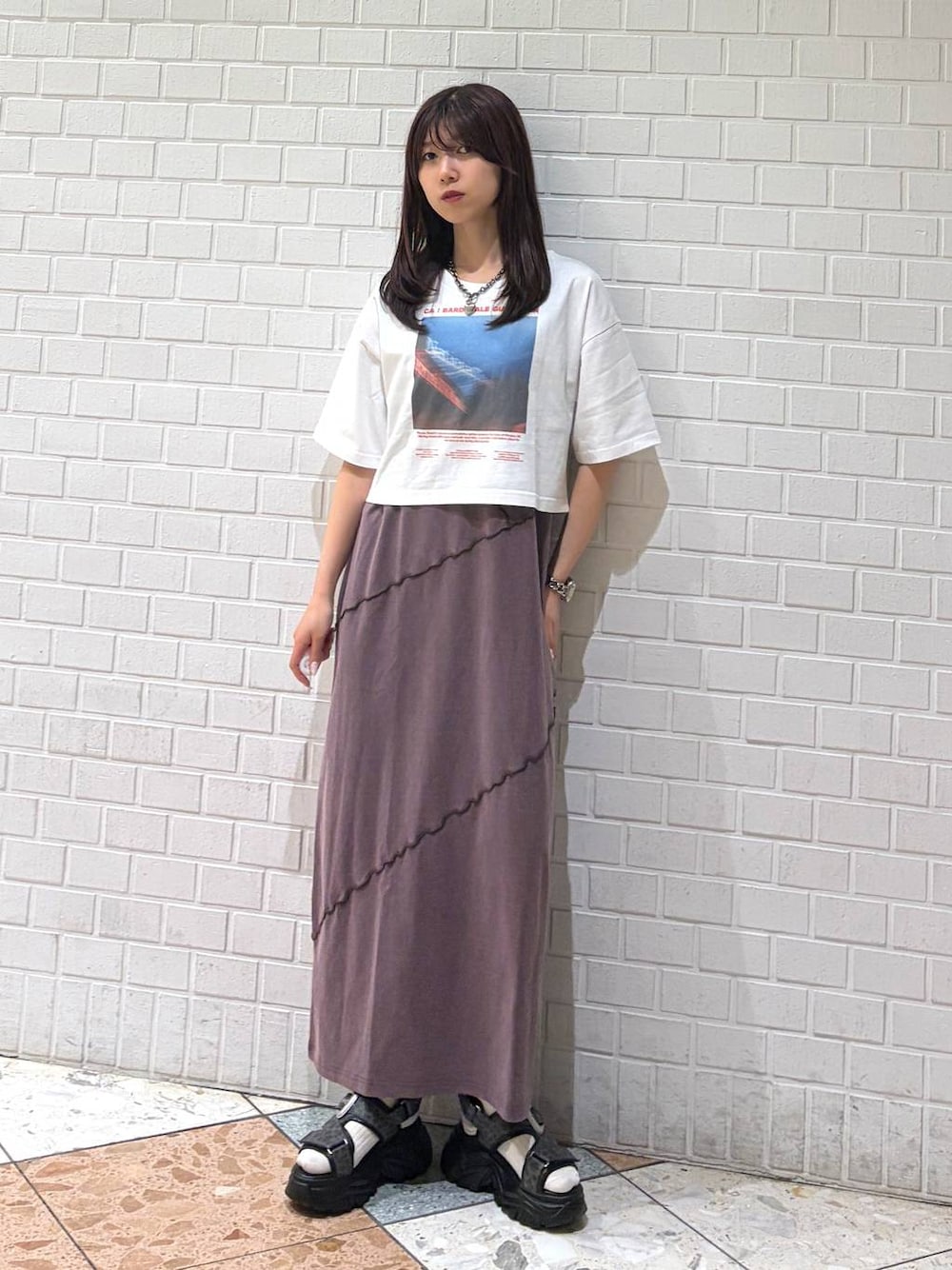 ホワイト系のTシャツ/カットソーを着用したレディースの春コーディネートの1枚目の写真