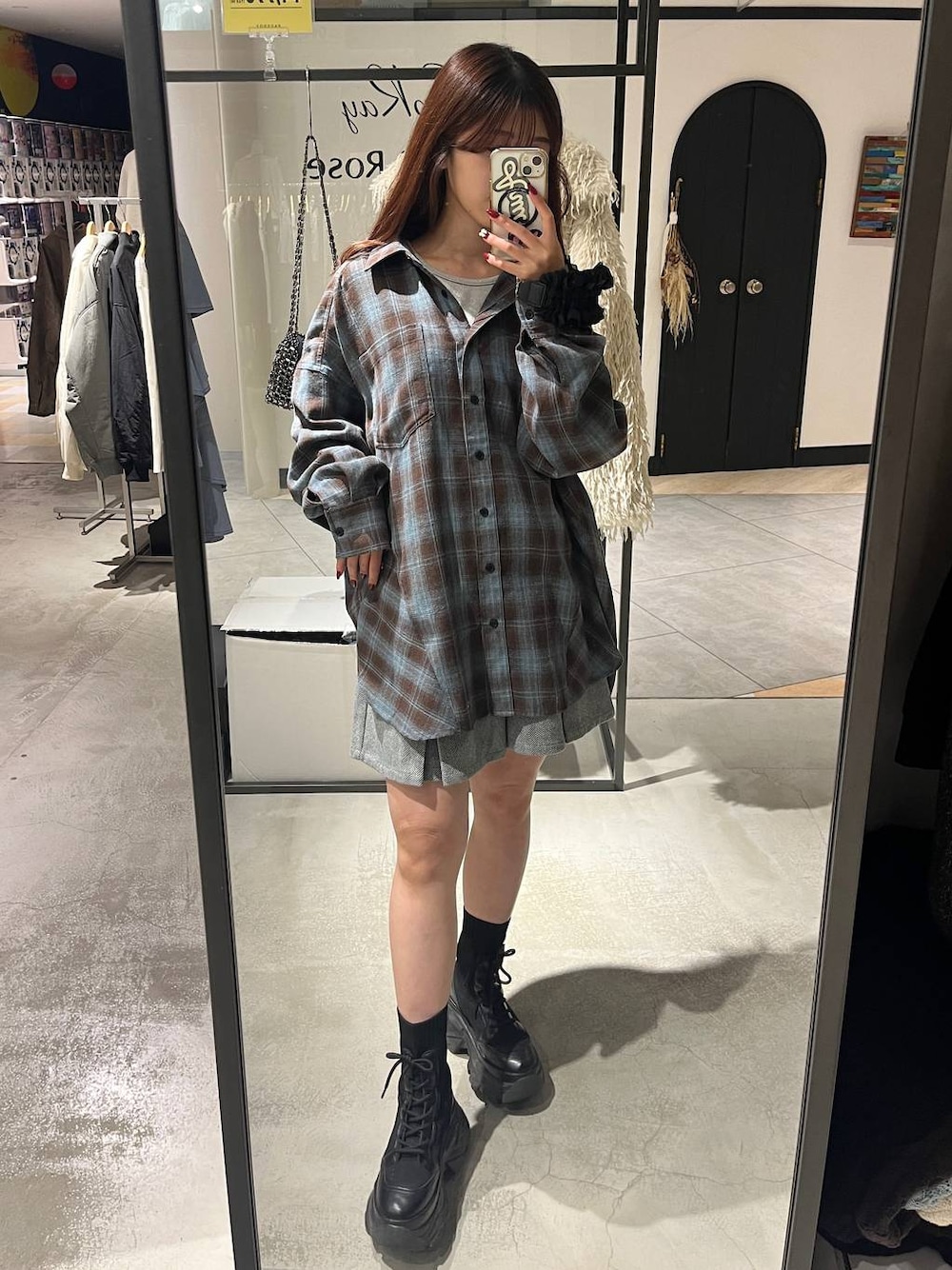 「ヘルシー、着痩せ・細見え、カジュアル、骨格ウェーブ、骨格ウェーブ_PAGEBOY、ショートパンツ、ショートブーツ、ブーツ、シャツ、チェック、Tシャツ、ロンT」｜「PAGEBOYのレースアップソックスブーツ（ブーツ、ブラック系）」を使った、きゃぷさん（レディース・157cm）の冬コーディネートの1枚目の写真