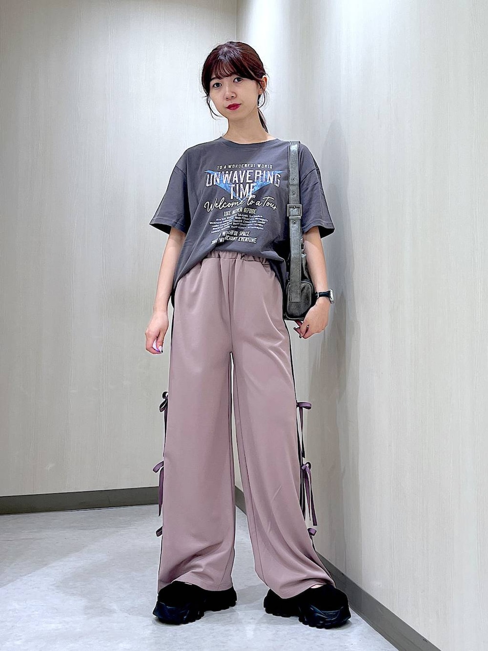 グレー系のTシャツ/カットソー、ブラック系のスニーカー、ピンク系のその他パンツを着用したレディースの秋コーディネートの1枚目の写真