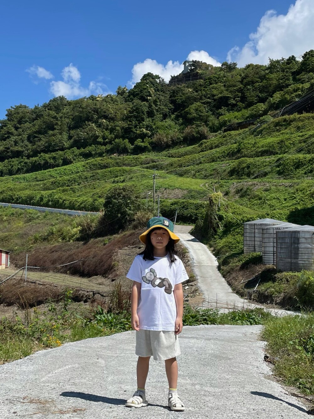 「swag、ootd、outdoor」｜「PULL&BEARのアイテム（帽子、その他）」を使った、coco and doreenさん（キッズ・122cm）の秋コーディネートの1枚目の写真