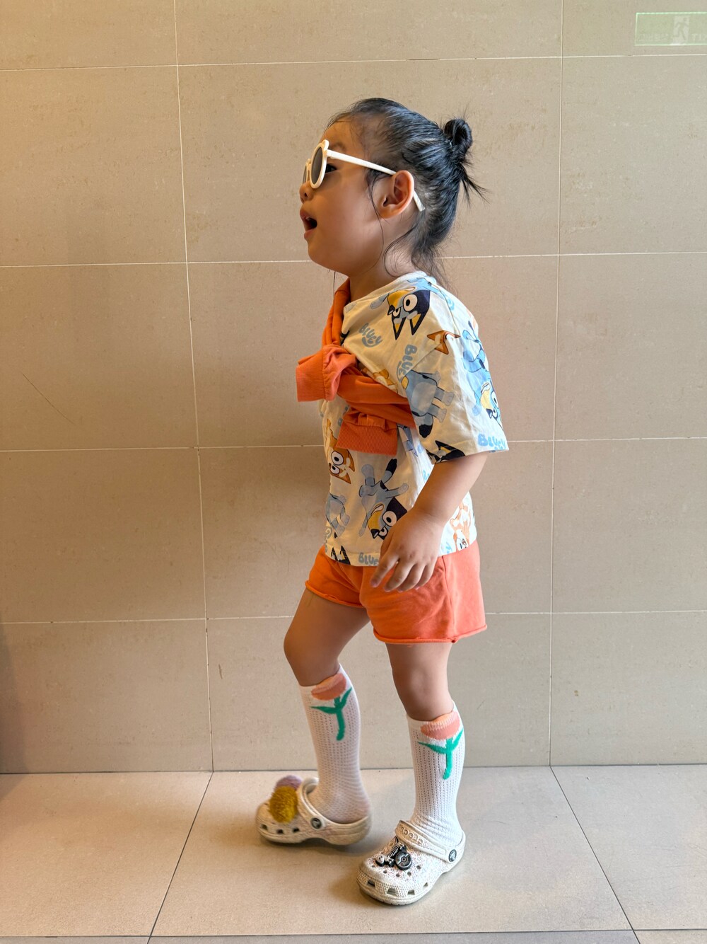 「ootd」｜「crocsのアイテム（シューズ、ホワイト系）」を使った、coco and doreenさん（キッズ・100cm）の春コーディネートの1枚目の写真