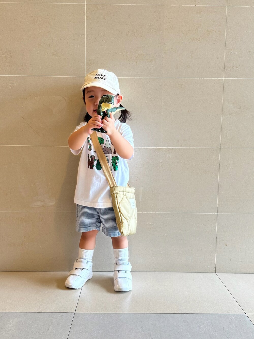 「ootd」｜「ASICSのアイテム（シューズ、ホワイト系）」を使った、coco and doreenさん（キッズ・80cm）の秋コーディネートの1枚目の写真