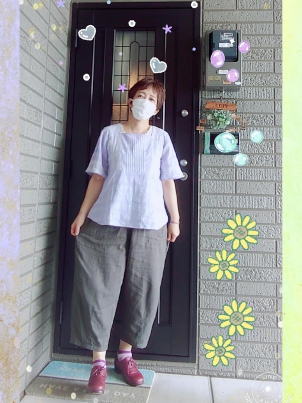 パープル系のシャツ/ブラウス、グレー系のパンツ、レッド系のシューズを着用したレディースの夏コーディネートの1枚目の写真