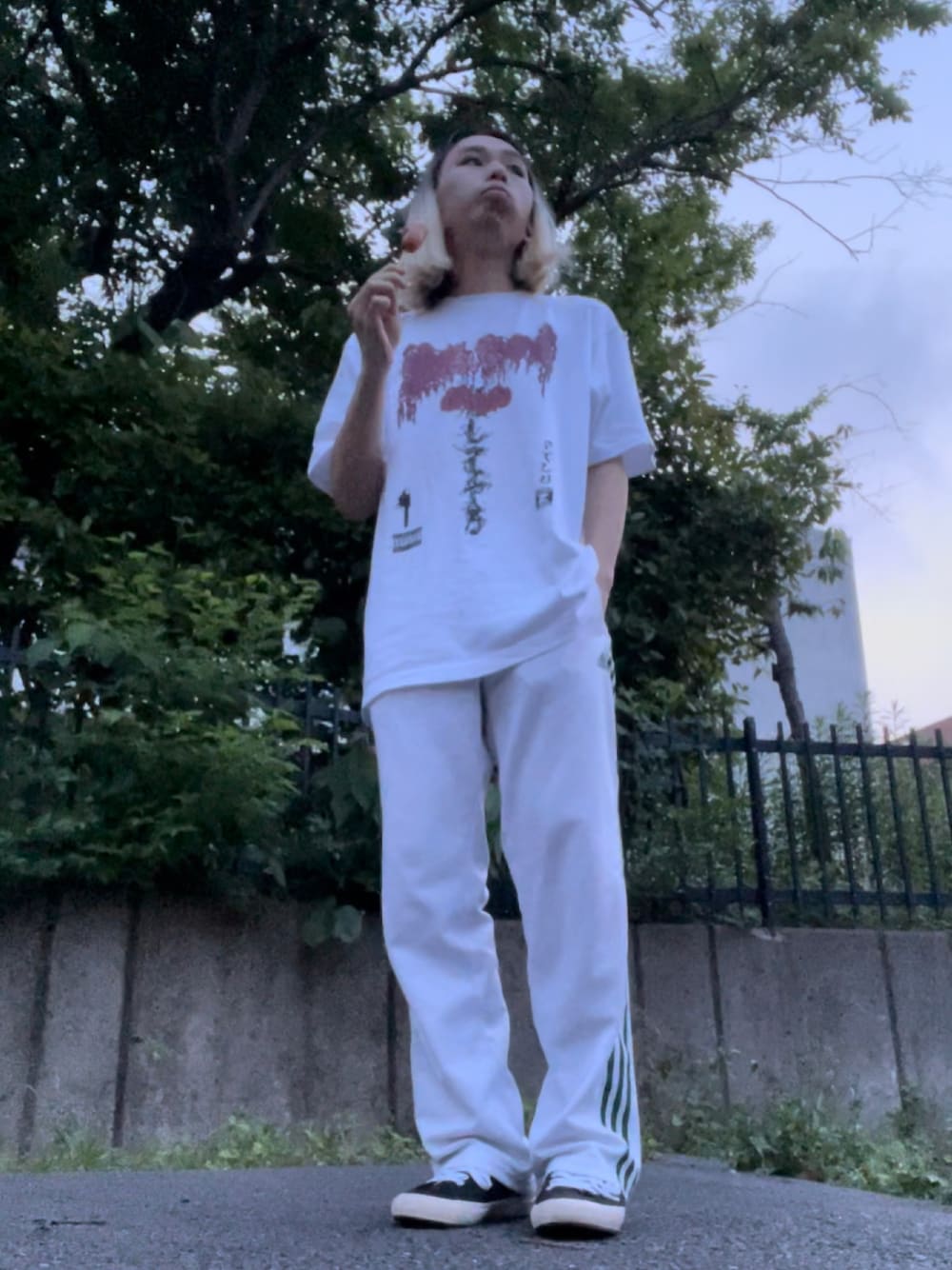 「moreru、◯してやるtシャツ、evil spa、adidas、SPERGA、バンドT、トラックパンツ、ジャージ、ヤンキーコーデ、ヤンキー、ホワイトコーデ、夏コーデ、ストリート」｜「moreruのアイテム（Tシャツ/カットソー、ホワイト系）」を使った、嬉しいボーイさん（メンズ・168cm）の春コーディネートの1枚目の写真