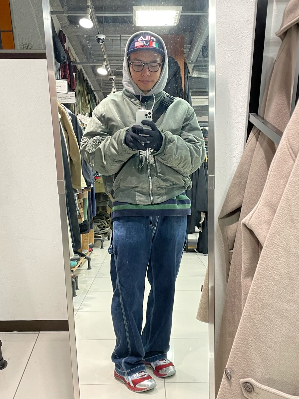 「asics sportstyle、asics、alphaindustries、alpha、POLEWARDS、MA-1、ストリート」｜「GUのアイテム（デニムパンツ、ブルー系）」を使った、嬉しいボーイさん（メンズ・168cm）の冬コーディネートの1枚目の写真