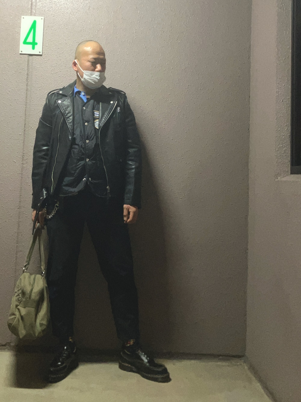 「CHORD NUMBER EIGHT、Dr.Martens、レザージャケット、ライダースジャケット」｜「AVIREXのSTENCIL BOSTON BAG/ステンシルボストンバッグ（ボストンバッグ、グリーン系）」を使った、タッキーさん（メンズ・172cm）の春コーディネートの1枚目の写真