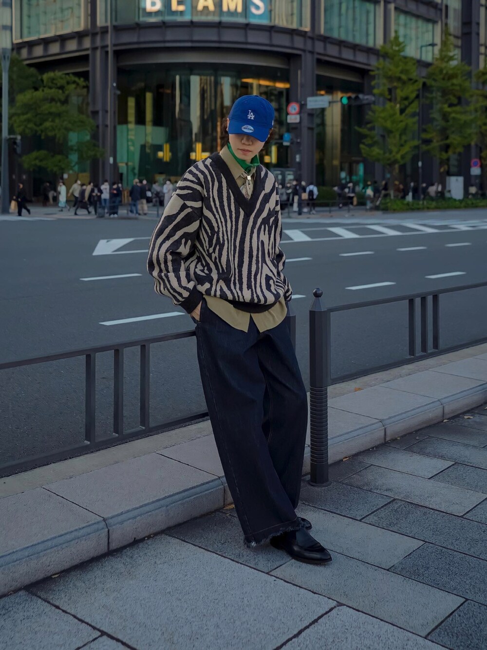 「ニューエラ、キャップ、デニム、デニムパンツ、ワイドパンツ、soerte、柄ニット、ゼブラ柄、革靴、私の推しブランド」｜「TAUPEのアイテム（ニット/セーター、ブラック系）」を使った、Ryuさん（メンズ・183cm）の冬コーディネートの1枚目の写真