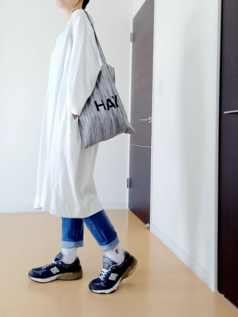 「ロングワンピース、ゆったりコーデ、大人カジュアル、ニューバランス993、ワンピース×デニム、カジュアル、スニーカーコーデ、デニムコーデ、クラフトスタンダードブティック、hay」｜「HAYのアイテム（トートバッグ、ブラック系）」を使った、色めがねさん（レディース・167cm）の秋コーディネートの1枚目の写真