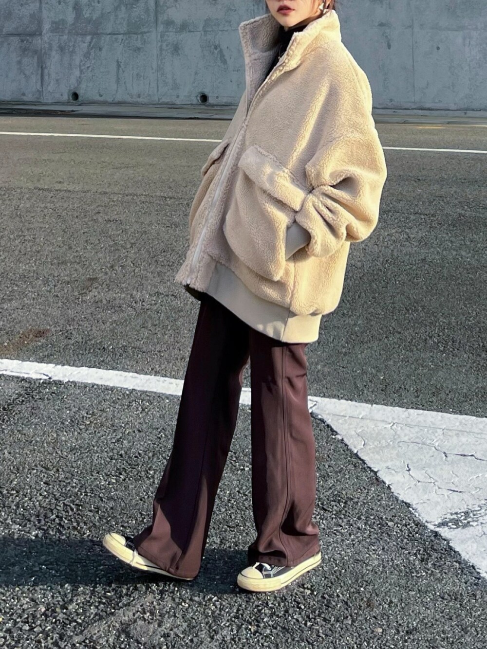 ベージュ系のブルゾン、ブラウン系のその他パンツ、ブラック系のTシャツ/カットソーを着用したレディースの冬コーディネートの1枚目の写真