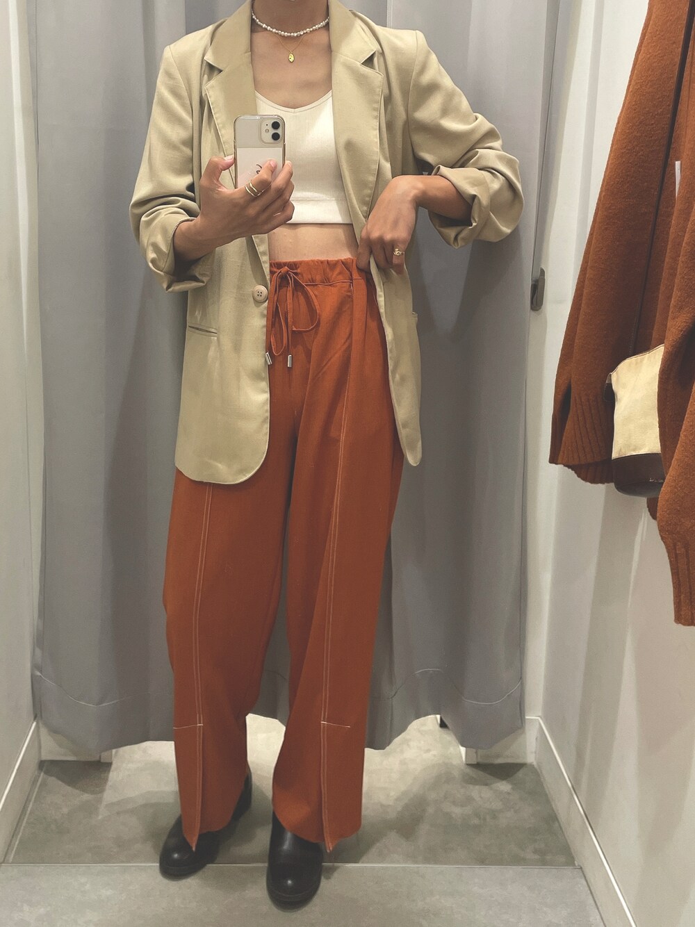 「ジャケット、ベージュ、カラーパンツ、古着MIX」｜「Chicoのショート丈リブパットキャミ（キャミソール、ホワイト系）」を使った、りつさん（レディース・167cm）の秋コーディネートの1枚目の写真