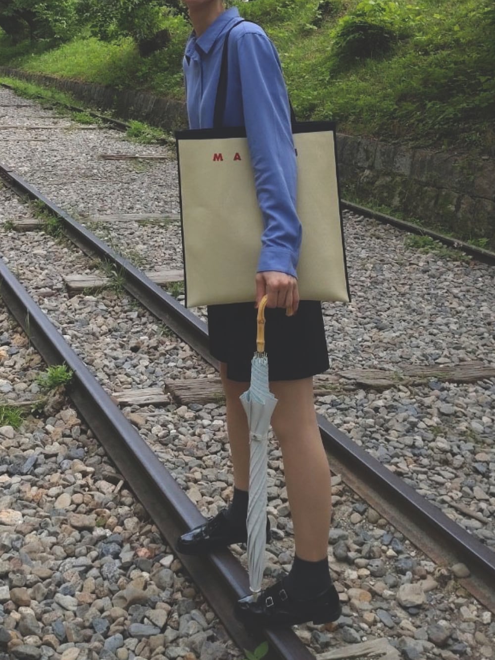「バミューダパンツ、初夏コーデ、キレイめカジュアル、ローファー」｜「SENSE OF PLACE by URBAN RESEARCHのウールライクバミューダパンツ（スラックス、ブラック系）」を使った、りつさん（レディース・167cm）の夏コーディネートの1枚目の写真