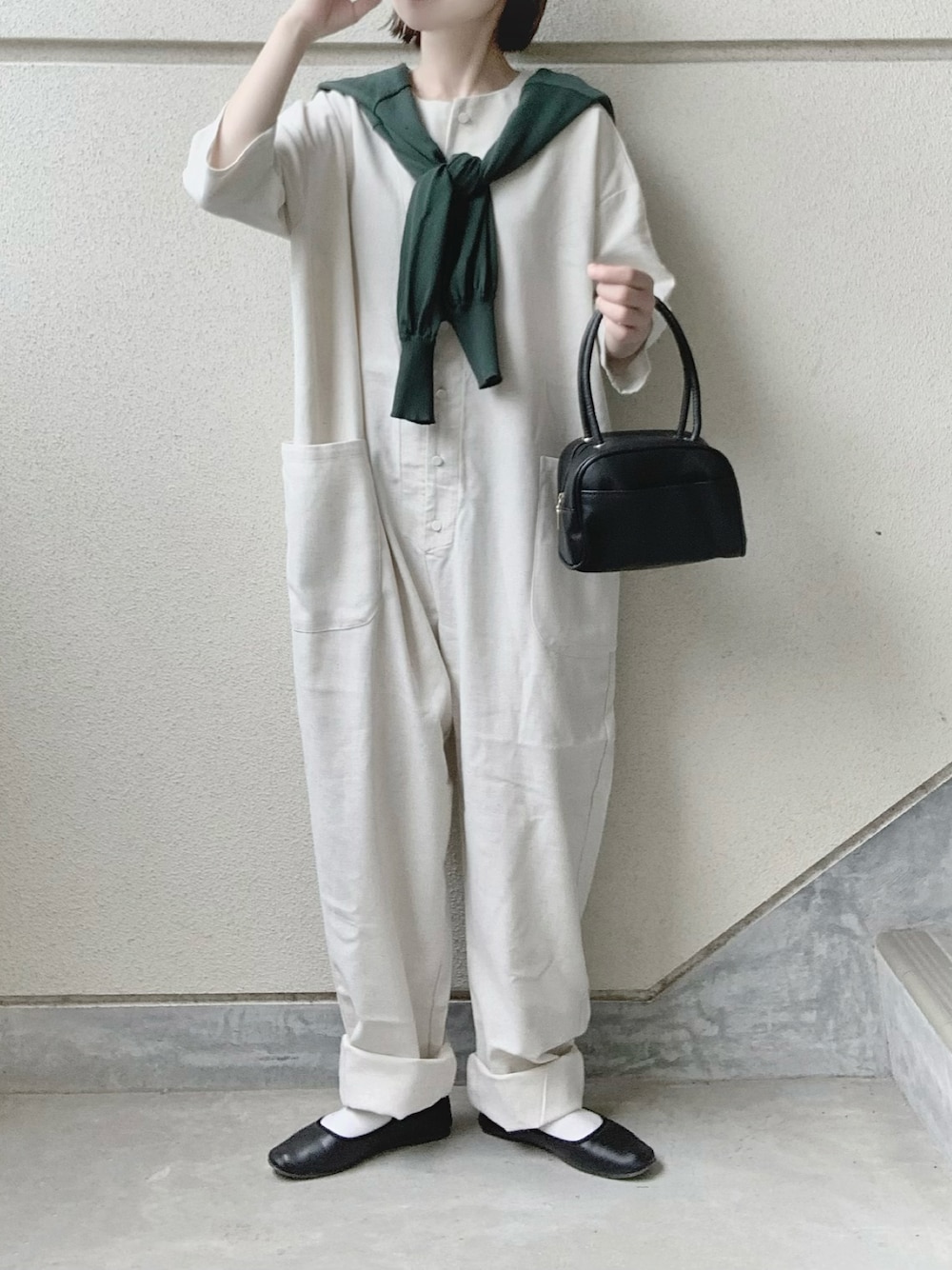 ホワイト系のサロペット/オーバーオール、グリーン系のカーディガン/ボレロ、ブラック系のバレエシューズを着用したレディースの夏コーディネートの1枚目の写真
