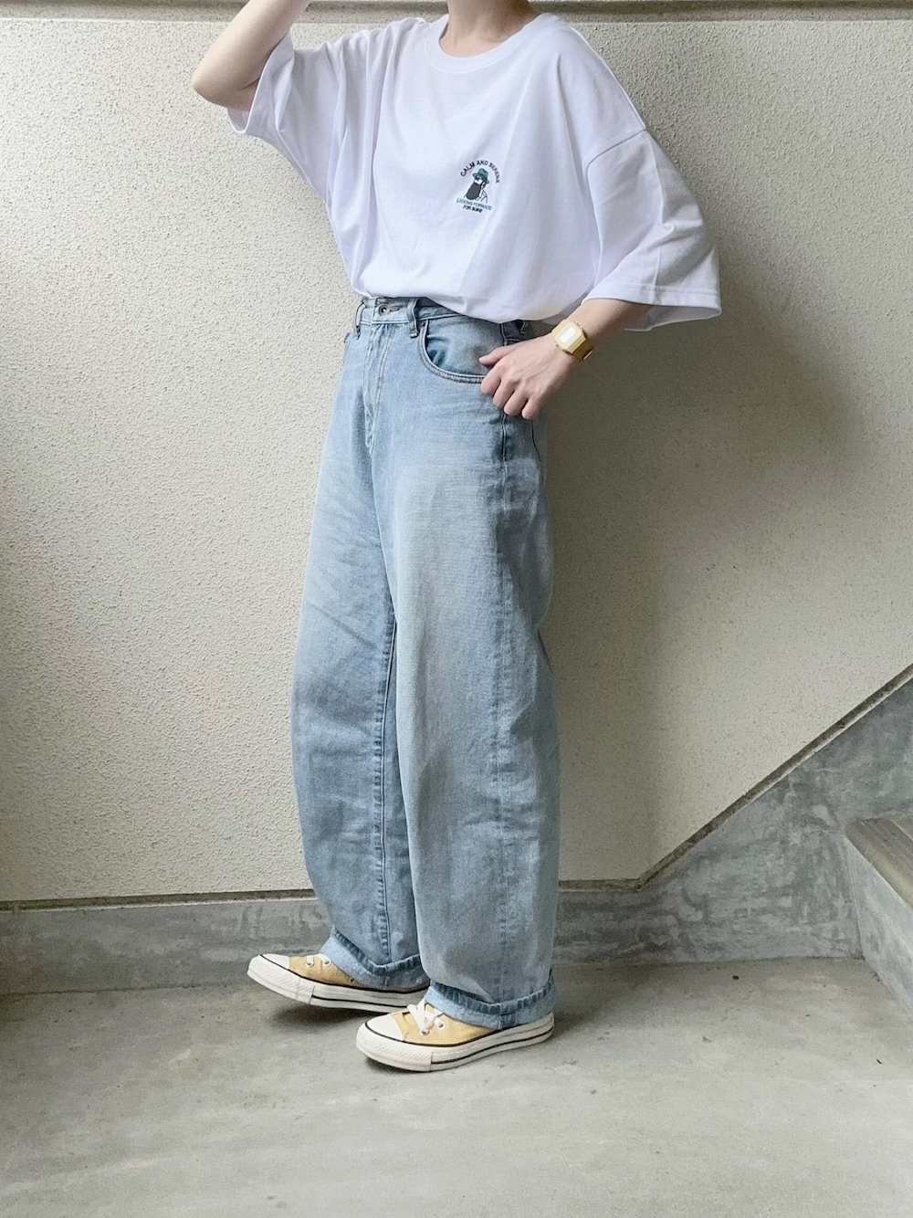 ホワイト系のTシャツ/カットソーを着用したレディースの春コーディネートの1枚目の写真