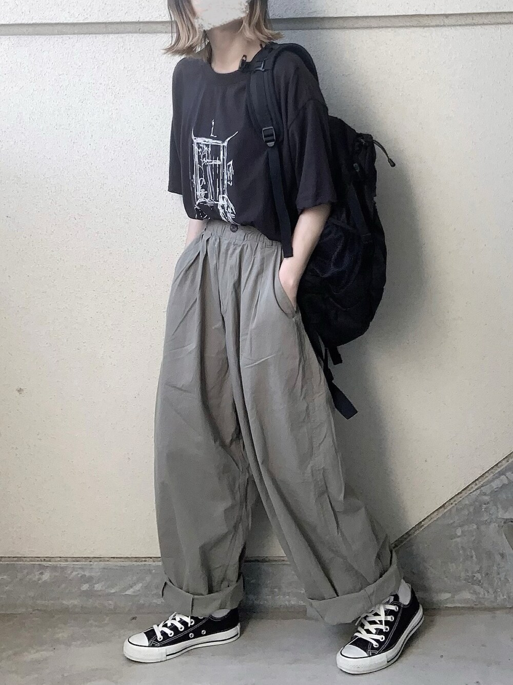 ブラック系のTシャツ/カットソー、グリーン系のその他パンツ、ブラック系のバックパック/リュックを着用したレディースの夏コーディネートの1枚目の写真
