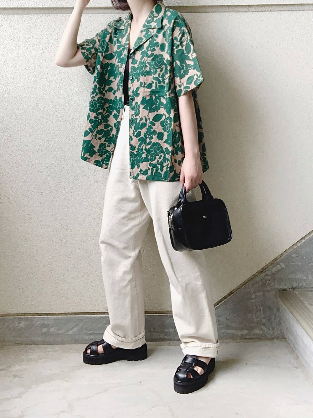 グリーン系のシャツ/ブラウス、ホワイト系のデニムパンツ、ブラック系のサンダルを着用したレディースの春コーディネートの1枚目の写真