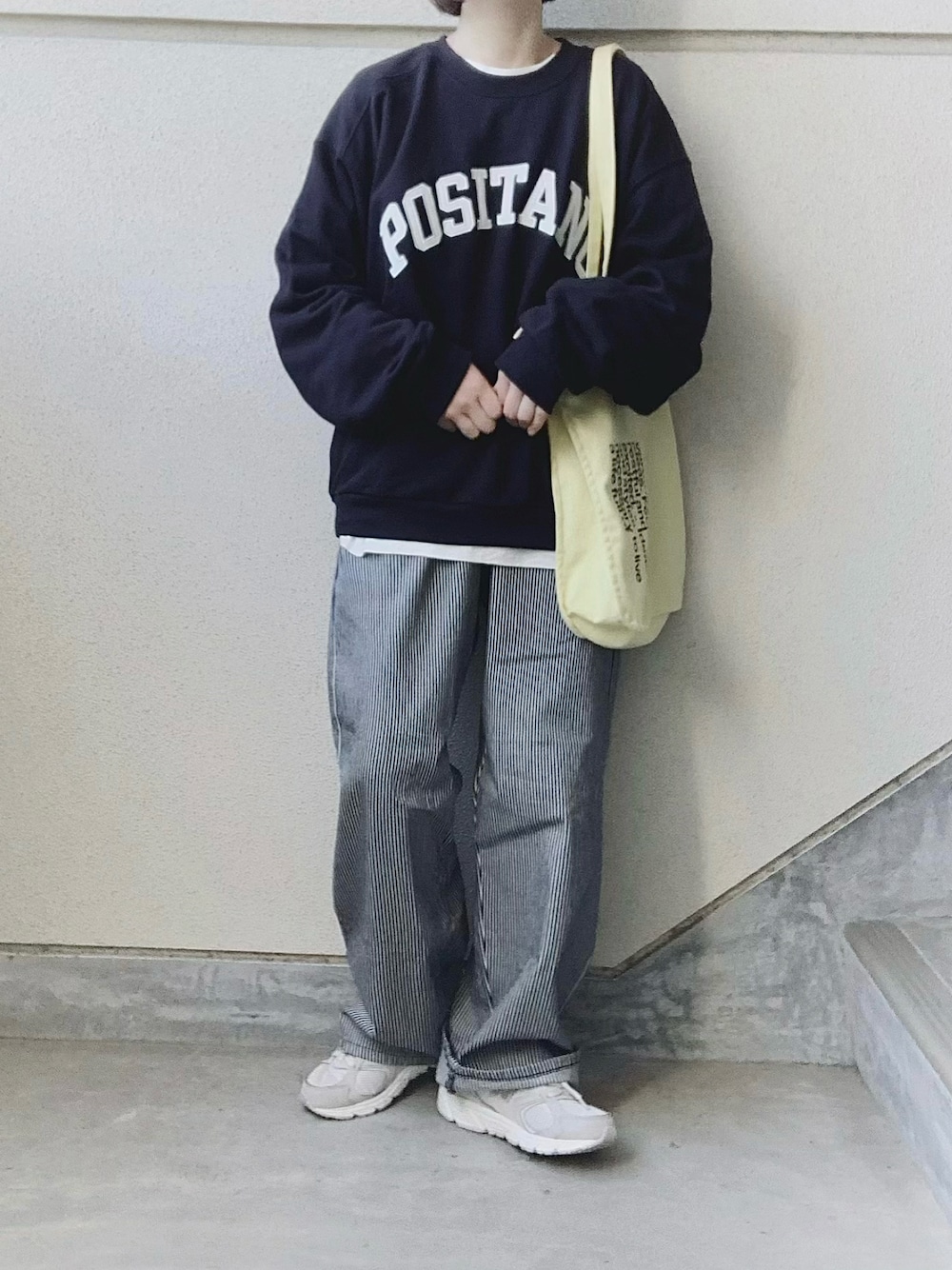 その他のその他パンツ、ブルー系のスウェット、グレー系のスニーカーを着用したレディースの春コーディネートの1枚目の写真