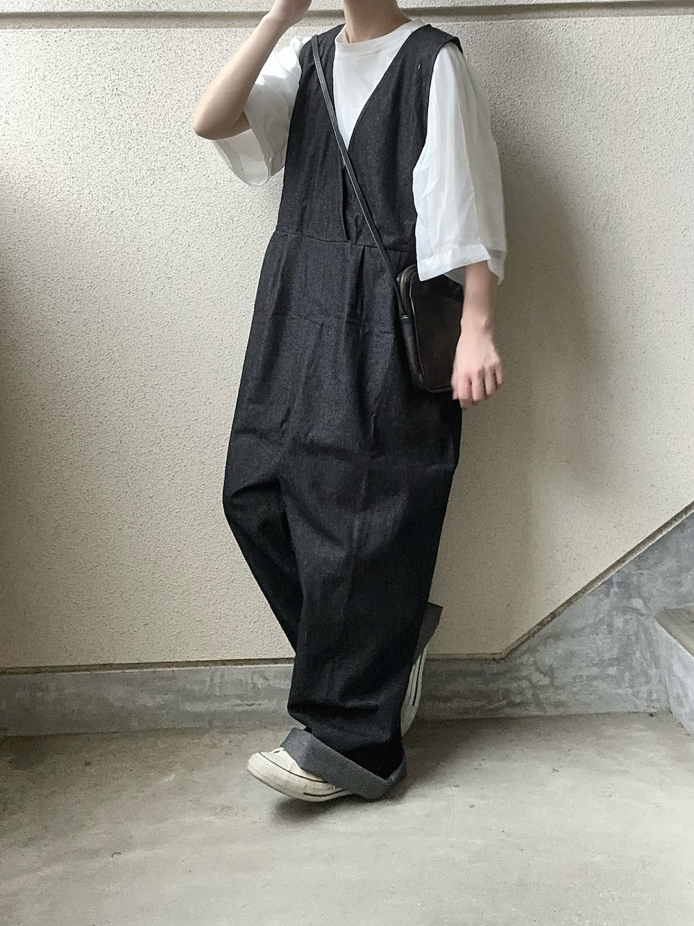 「CrispのVネックデニムサロペット（サロペット/オーバーオール、ブラック系）」を使った、あやたさん（レディース・152cm）の夏コーディネートの1枚目の写真