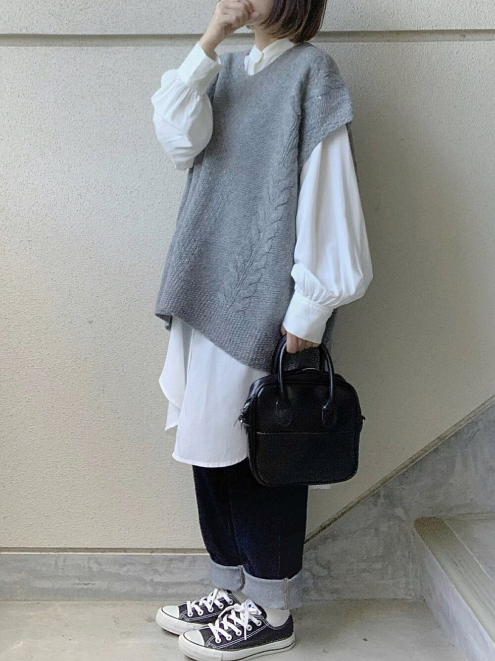 「デニム、シンプル、ベスト、ニットベスト、低身長、ゆるコーデ、バンドカラーシャツ、omnes、だから秋服が好き」｜「OMNESのウール混 アラン柄チュニックニットベスト（ニット/セーター、グレー系）」を使った、あやたさん（レディース・152cm）の秋コーディネートの1枚目の写真