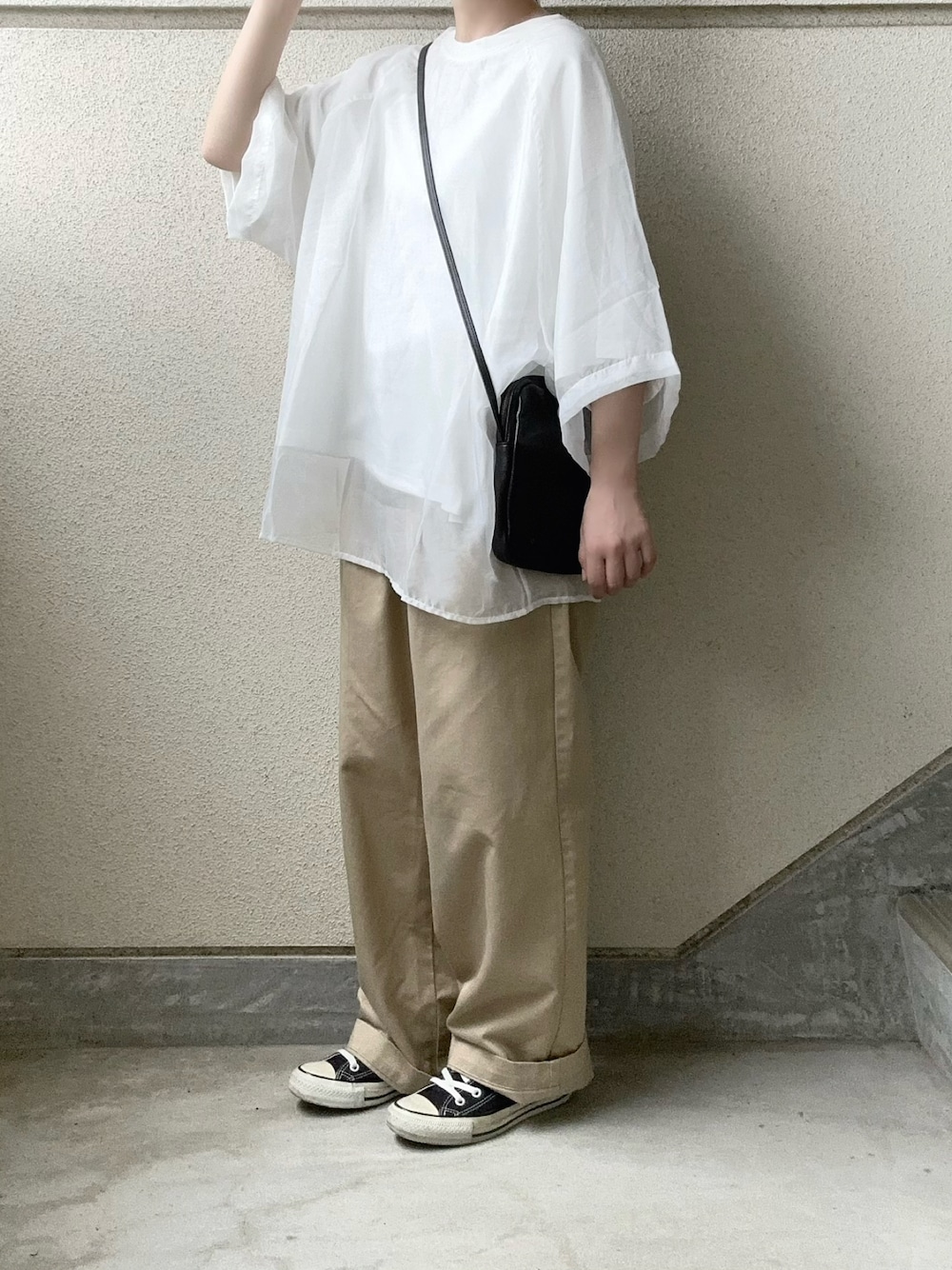 ホワイト系のその他トップス、ベージュ系のチノパンツを着用したレディースの夏コーディネートの1枚目の写真