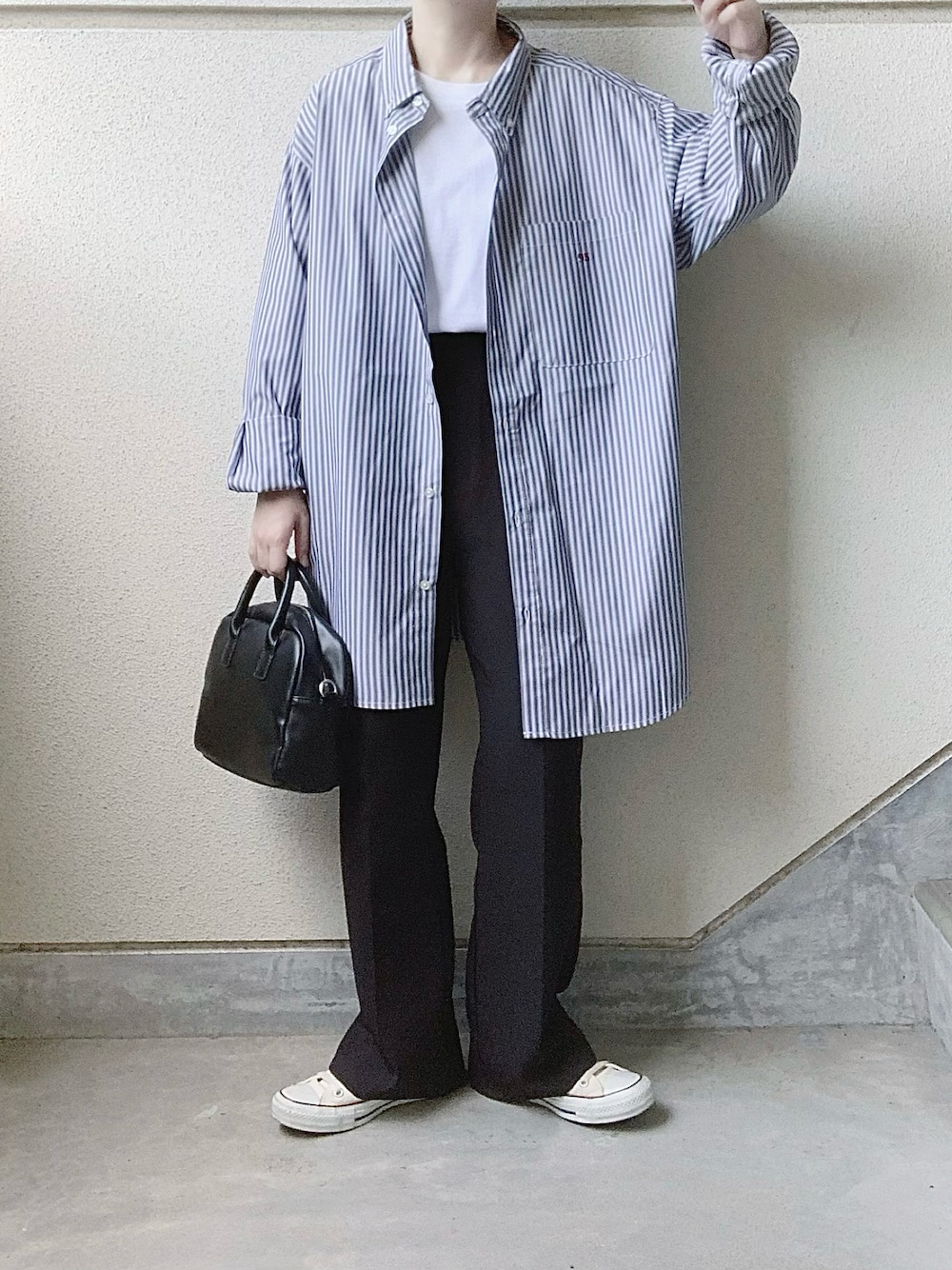 ブルー系のシャツ/ブラウス、ブラック系のスラックス、ホワイト系のスニーカーを着用したレディースの夏コーディネートの1枚目の写真