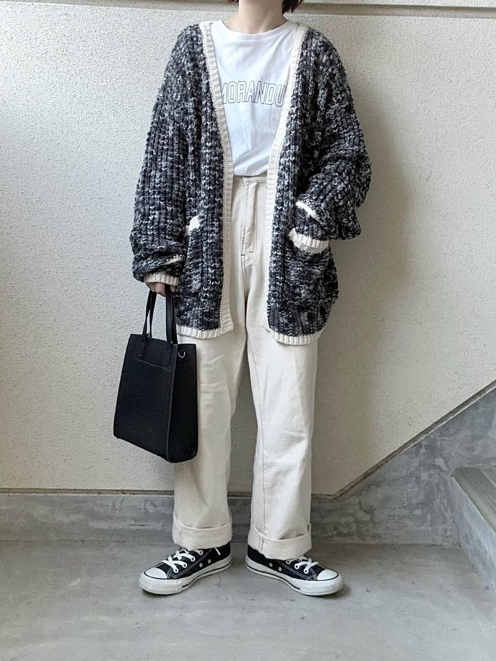 ブラック系のカーディガン/ボレロ、ホワイト系のTシャツ/カットソー、ホワイト系のデニムパンツを着用したレディースの冬コーディネートの1枚目の写真