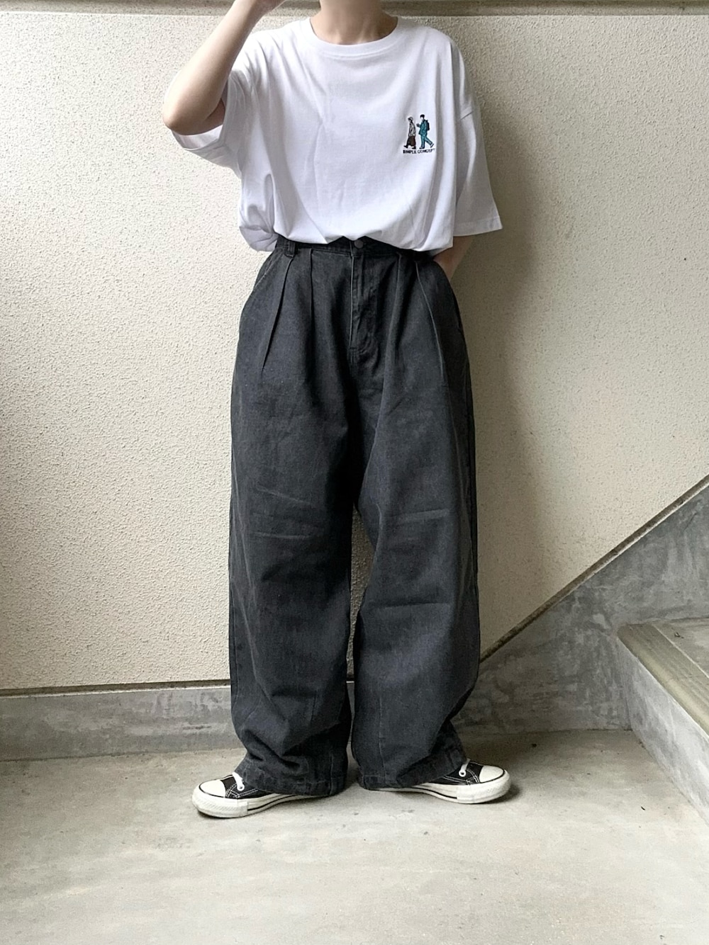 ホワイト系のTシャツ/カットソー、グレー系のデニムパンツを着用したレディースの春コーディネートの1枚目の写真