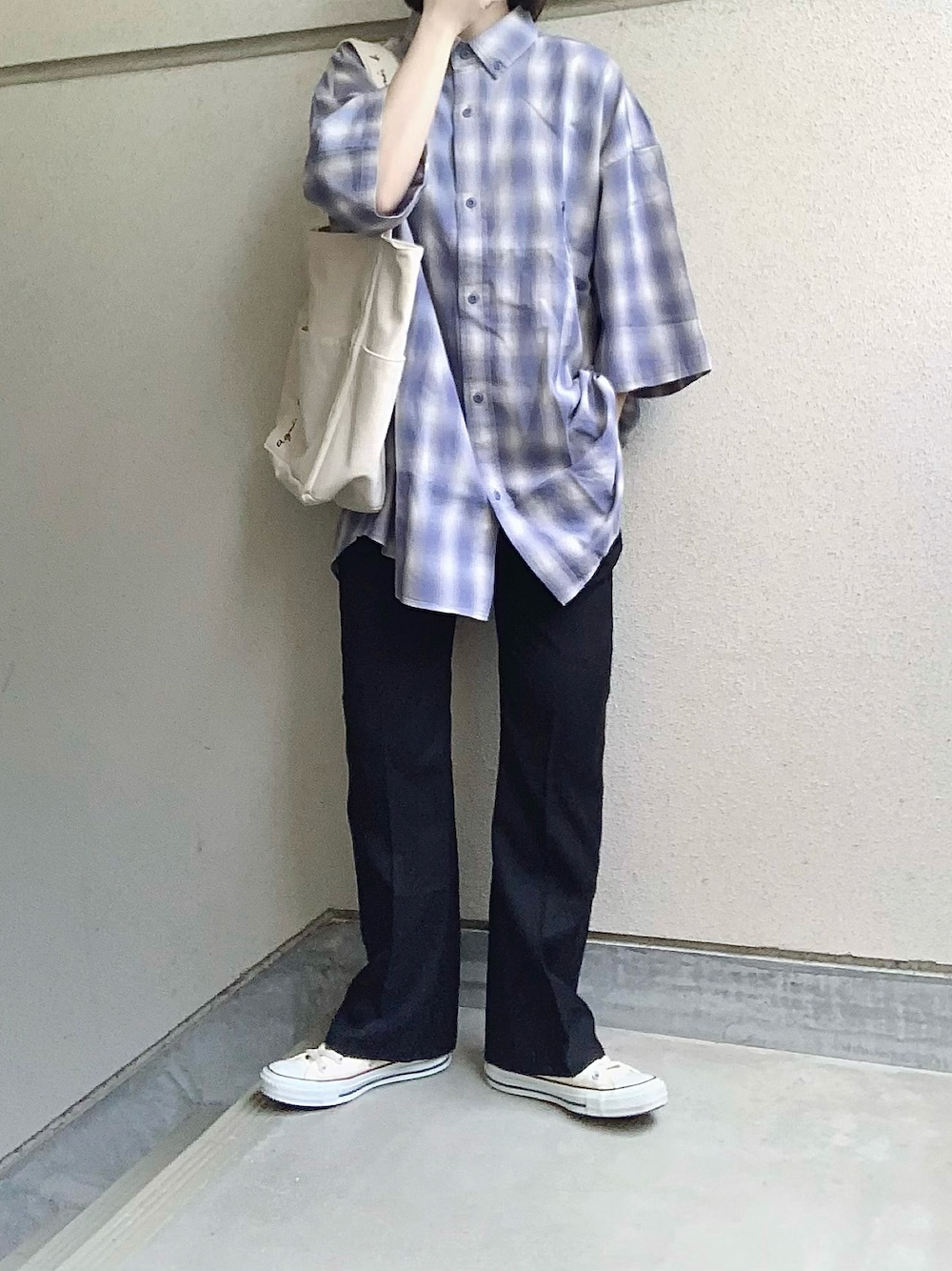 ブルー系のシャツ/ブラウス、ブラック系のスラックス、ベージュ系のトートバッグを着用したレディースの夏コーディネートの1枚目の写真