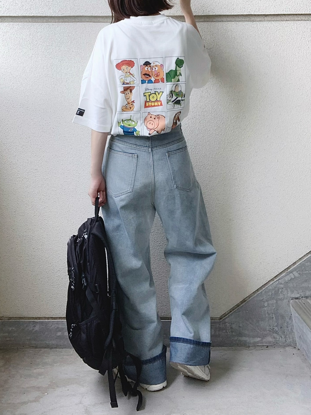 ホワイト系のTシャツ/カットソー、ブルー系のデニムパンツ、グレー系のスニーカーを着用したレディースの夏コーディネートの1枚目の写真