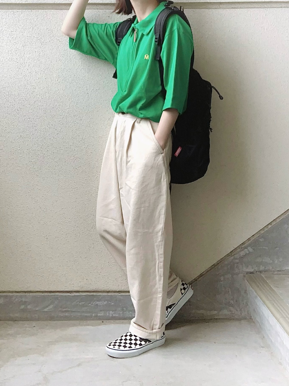 グリーン系のTシャツ/カットソー、ホワイト系のデニムパンツ、ブラック系のスリッポンを着用したレディースの春コーディネートの1枚目の写真