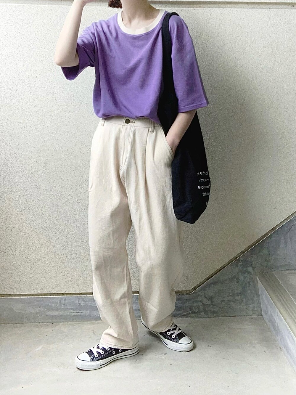 パープル系のTシャツ/カットソー、ホワイト系のデニムパンツ、ブラック系のトートバッグを着用したレディースの夏コーディネートの1枚目の写真