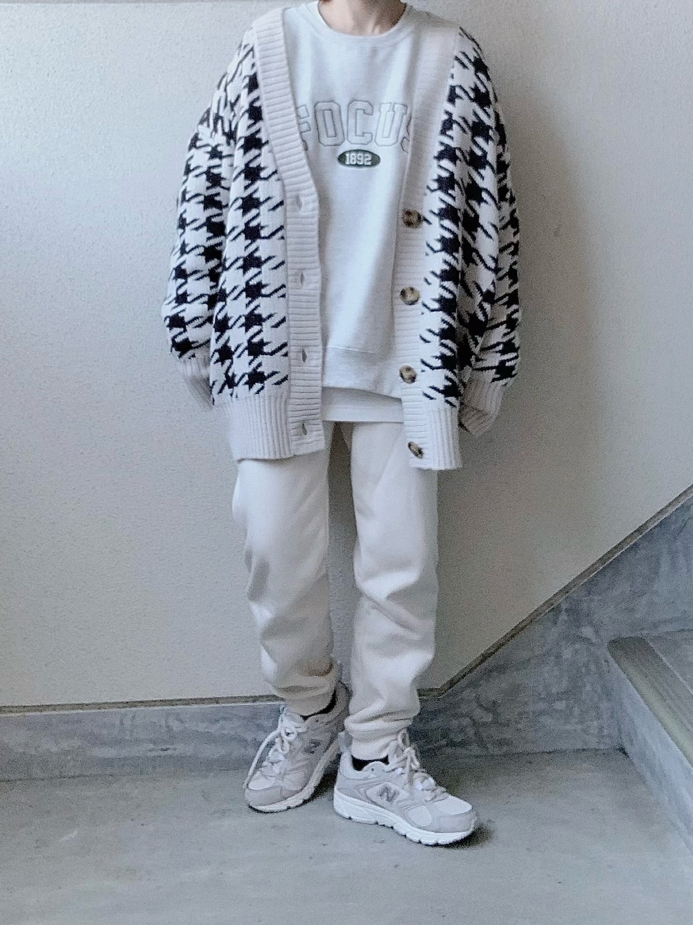 その他のカーディガン/ボレロ、ベージュ系のスウェット、ホワイト系のスウェットパンツを着用したレディースの冬コーディネートの1枚目の写真