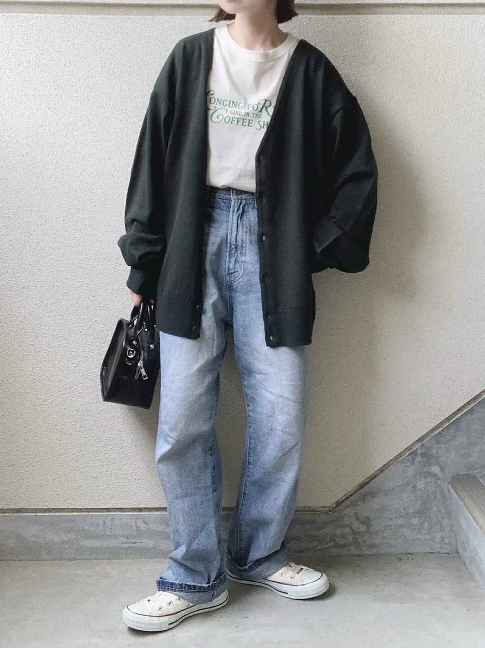 グリーン系のカーディガン/ボレロ、ホワイト系のTシャツ/カットソー、ブルー系のデニムパンツを着用したレディースの夏コーディネートの1枚目の写真