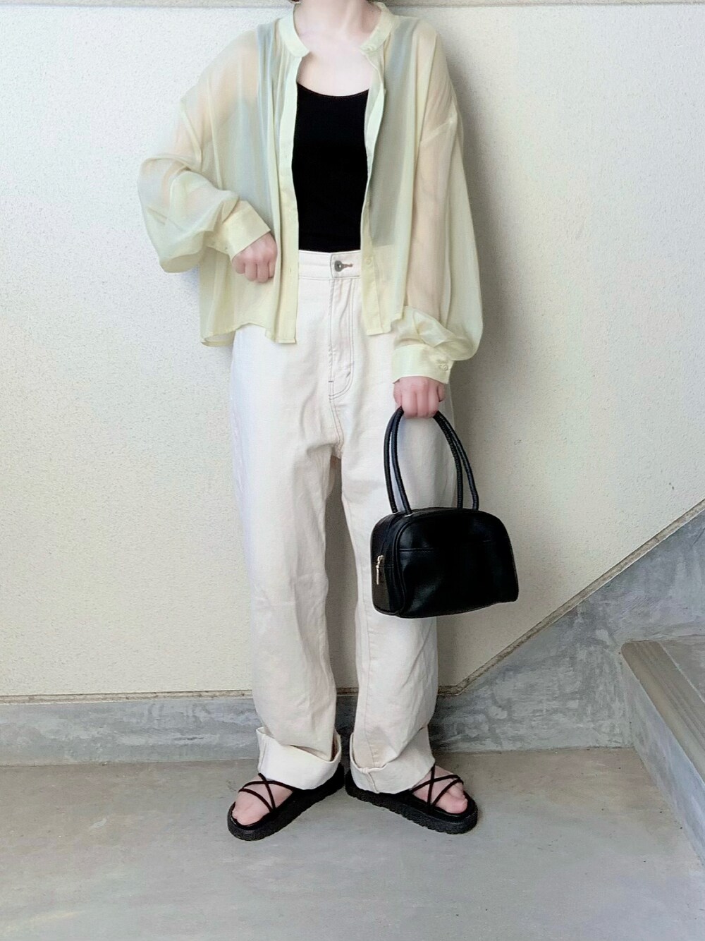 グリーン系のシャツ/ブラウス、ブラック系のサンダル、ブラック系のボストンバッグを着用したレディースの夏コーディネートの1枚目の写真