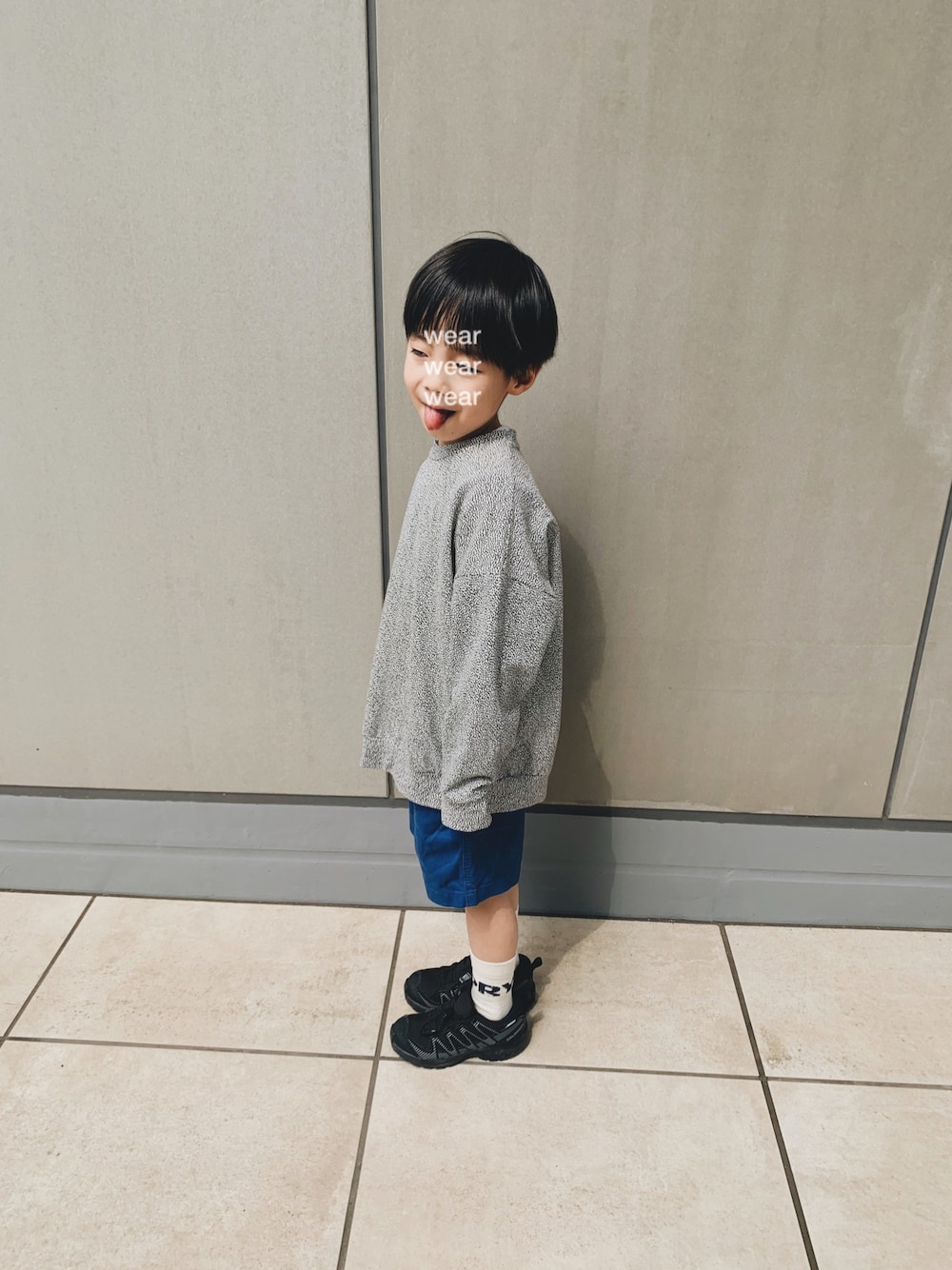 「おとこのこ、男の子コーデ、キッズコーデ、キッズファッション、シンプルコーデ、シンプル、春、スニーカーコーデ、ユニクロ」｜「SALOMONのアイテム（スニーカー、ブラック系）」を使った、yukiさん（レディース・154cm）の春コーディネートの1枚目の写真