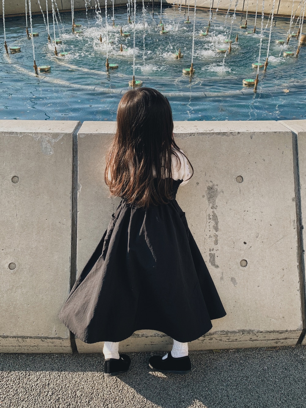 「休日スタイル、お出かけコーデ、キッズコーデ、キッズファッション、おんなのこ、女の子コーデ、4歳、春服、モノトーン、モノトーンコーデ」｜「LOWRYS FARMのシャーリング２ＷＡＹスカート　184440（スカート、ブラック系）」を使った、yukiさん（レディース・154cm）の冬コーディネートの1枚目の写真