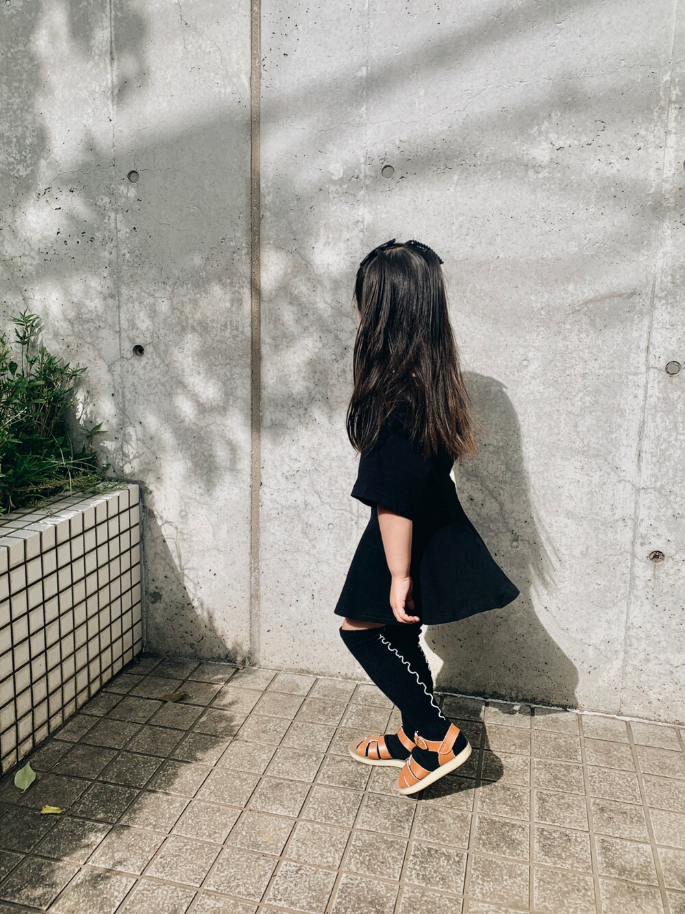「キッズコーデ、キッズファッション、おんなのこ、女の子コーデ、楽チンコーデ、4歳、春夏コーデ、休日コーデ」｜「Salt-WaterのSalt Water Sandals:Swimmer(16～22cm)（サンダル、ブラウン系）」を使った、yukiさん（レディース・154cm）の春コーディネートの1枚目の写真