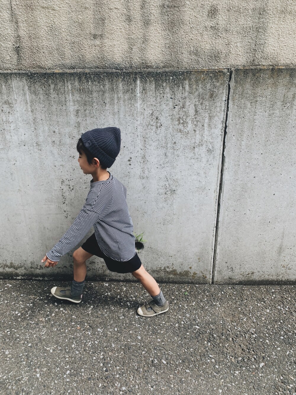 「おとこのこ、男の子コーデ、キッズファッション、キッズコーデ、シンプルコーデ、カジュアル、春コーデ、ootd、シンプルスタイル」｜「mainstoryのアイテム（ニットキャップ/ビーニー、ブラック系）」を使った、yukiさん（レディース・154cm）の春コーディネートの1枚目の写真
