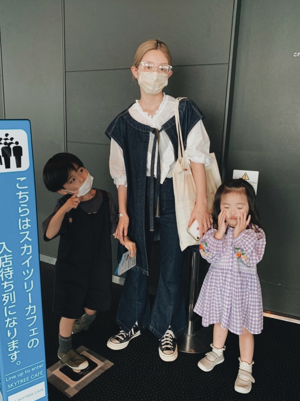 「親子コーデ、ママコーデ、ママファッション、オトナカジュアル、デニムっていいよね、デニムオンデニム、低身長、低身長コーデ、コンバース、春夏コーデ」｜「sodukのアイテム（ベスト、ブルー系）」を使った、yukiさん（レディース・154cm）の夏コーディネートの1枚目の写真
