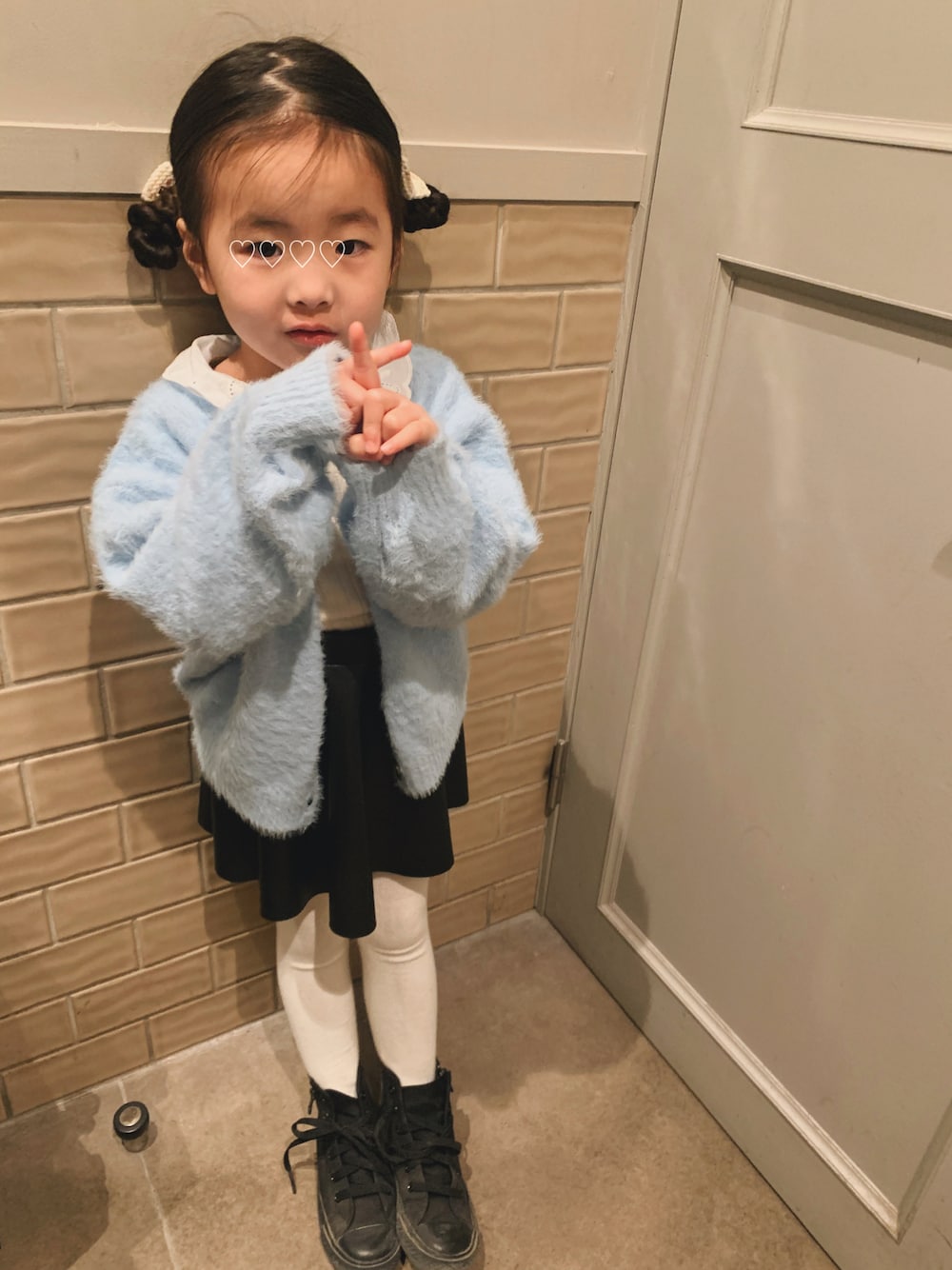 「おんなのこ、女の子コーデ、キッズコーデ、キッズファッション、5歳、レザースカート、スニーカーコーデ、コンバース、プチプラ、ガーリー」｜「BREEZEのシャギーニットカーデ（ニット/セーター、ブルー系）」を使った、yukiさん（レディース・154cm）の冬コーディネートの1枚目の写真