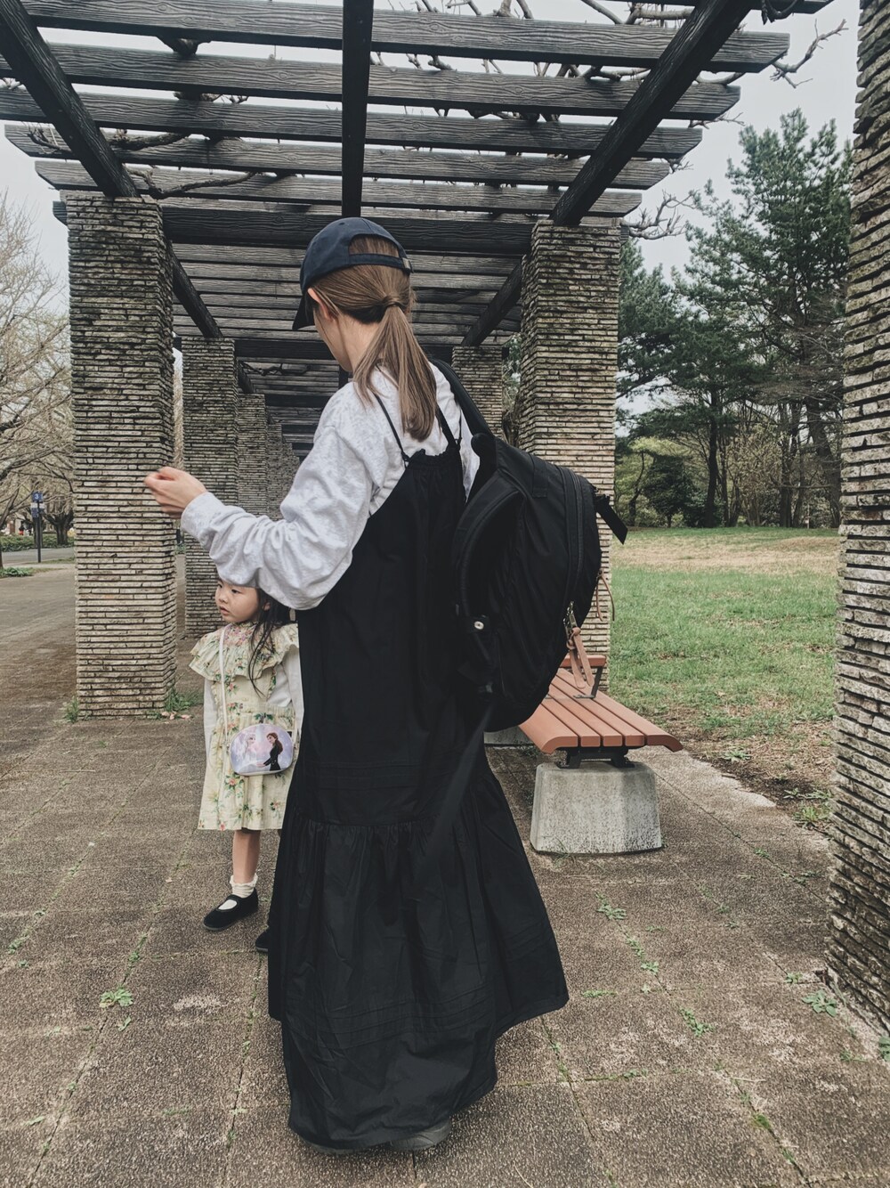 「オトナカジュアル、春コーデ、ママコーデ、ママファッション、低身長、低身長コーデ、低身長女子、モノトーンコーデ、ワンピース、ラクチンコーデ」｜「CIAOPANIC TYPYの□2WAYタックボリュームキャミロングワンピース（ワンピース、ブラック系）」を使った、yukiさん（レディース・154cm）の春コーディネートの1枚目の写真