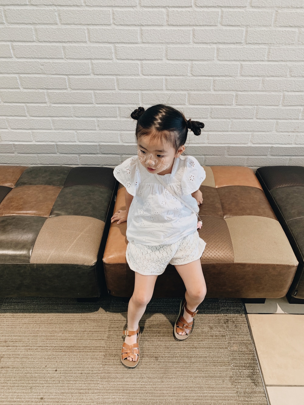 「夏コーデ、キッズコーデ、キッズファッション、おんなのこ、女の子コーデ、ホワイトコーデ、4歳、お出かけコーデ、サマーニット、今日のコーデ」｜「Salt-Waterのアイテム（サンダル、ブラウン系）」を使った、yukiさん（レディース・154cm）の夏コーディネートの1枚目の写真