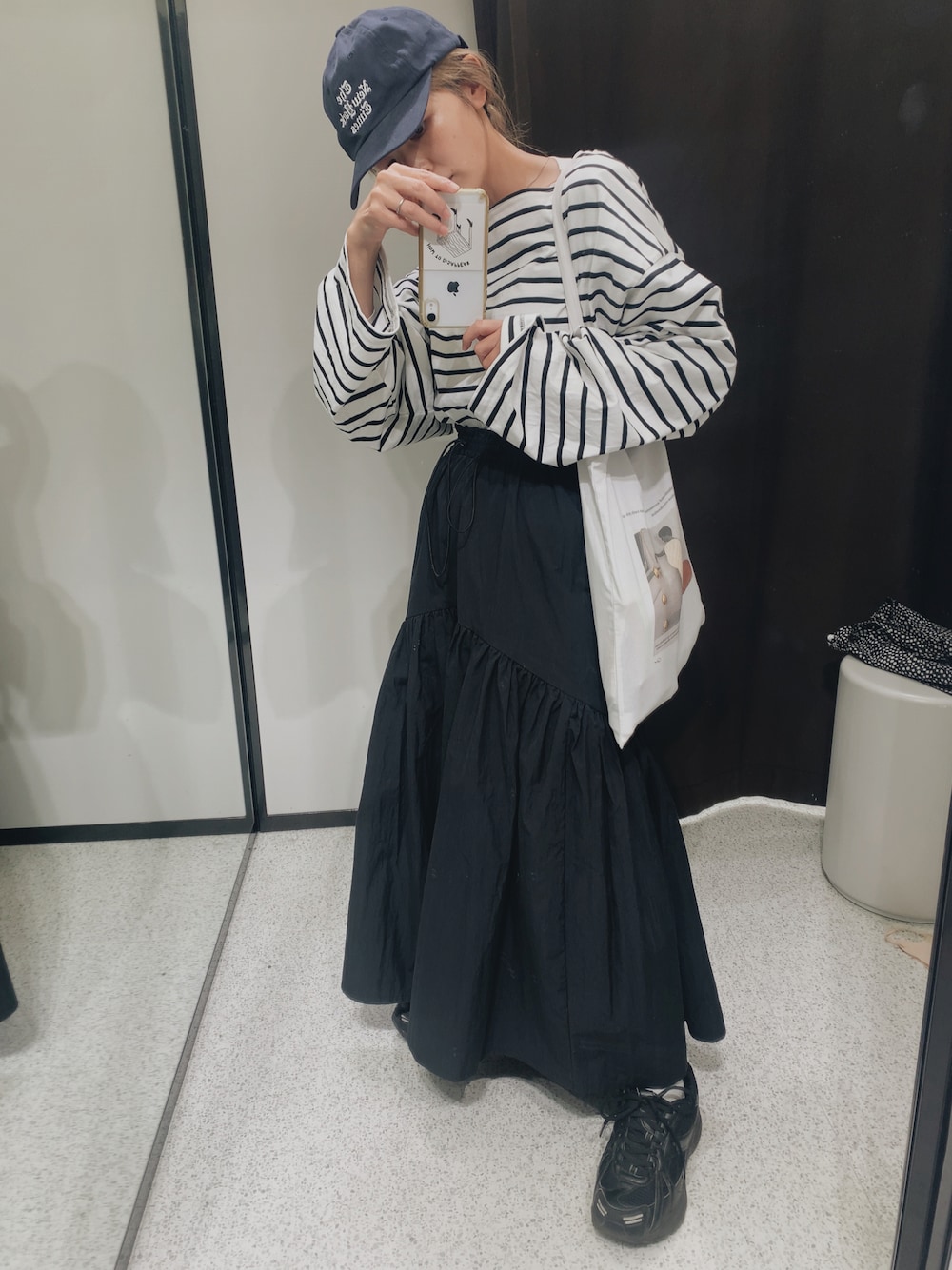 「ママコーデ、ママファッション、低身長、低身長コーデ、モノトーンコーデ、モノトーン、秋コーデ、ロングスカート、ボーダー、ゆるコーデ」｜「CIAOPANIC TYPYのドロストギャザーボリュームスカート（スカート、ブラック系）」を使った、yukiさん（レディース・154cm）の秋コーディネートの1枚目の写真