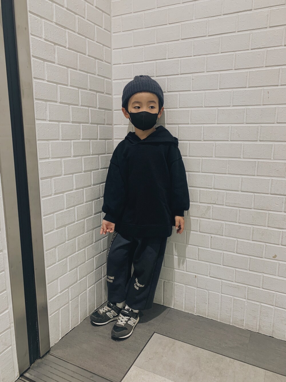 「カジュアルコーデ、今日のコーデ、キッズファッション、キッズコーデ、秋服コーデ、男の子コーデ、おとこのこ、5歳、ニューバランス、モノトーン」｜「mainstoryのアイテム（ニットキャップ/ビーニー、ブラック系）」を使った、yukiさん（レディース・154cm）の秋コーディネートの1枚目の写真